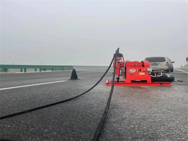 德钦马路路基路面开裂下沉注浆加固灌浆